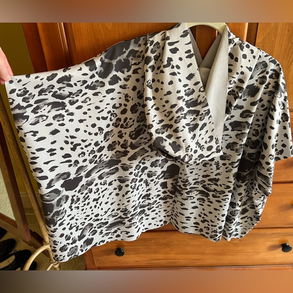 Gray animal print hoodie pullover - Picture 3 of 4
